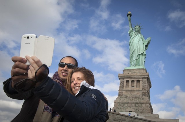 statue-of-lib-selfie bigappled.com