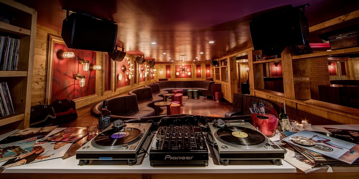 This 1970sThemed Room at No. 8 Seriously Feels Like You're at a Basement House